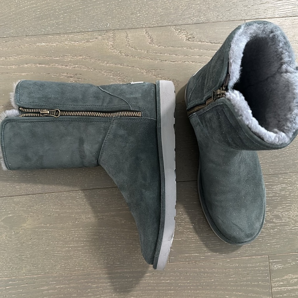Uggs - Picture 4 of 4